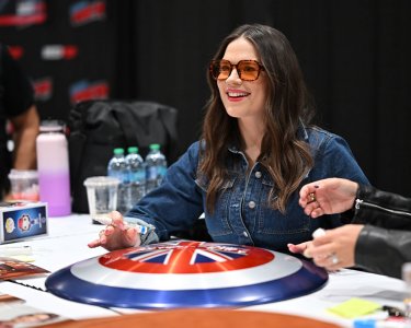 Buy Photo Ops & Select Autographs 